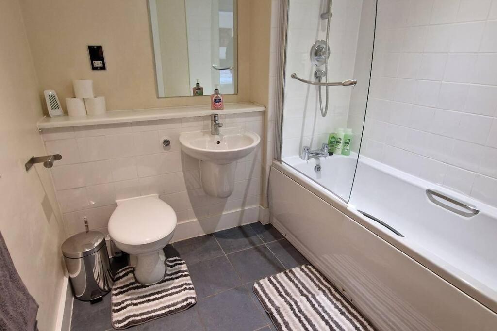 2 Bedroom Apartment Central Birmingham City Centre מראה חיצוני תמונה